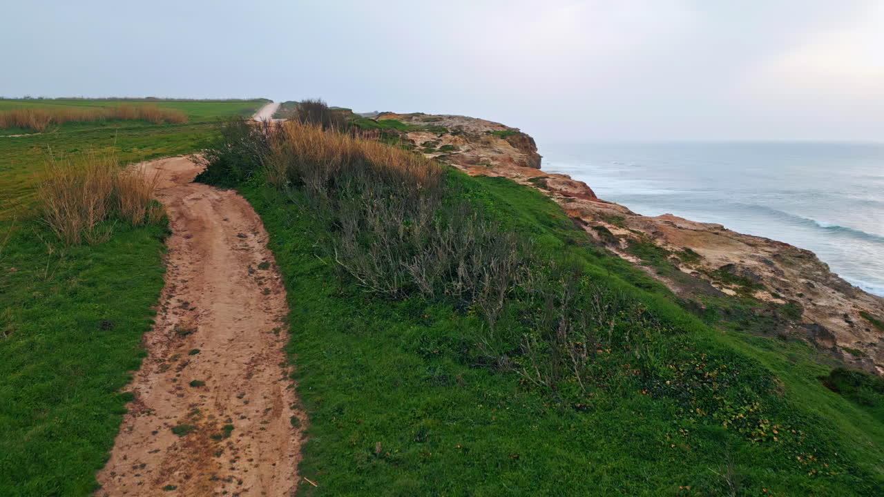 laderas verdes cubiertas de hierba con un primer plano del camino del suelo. colinas altas superficie de vegetación