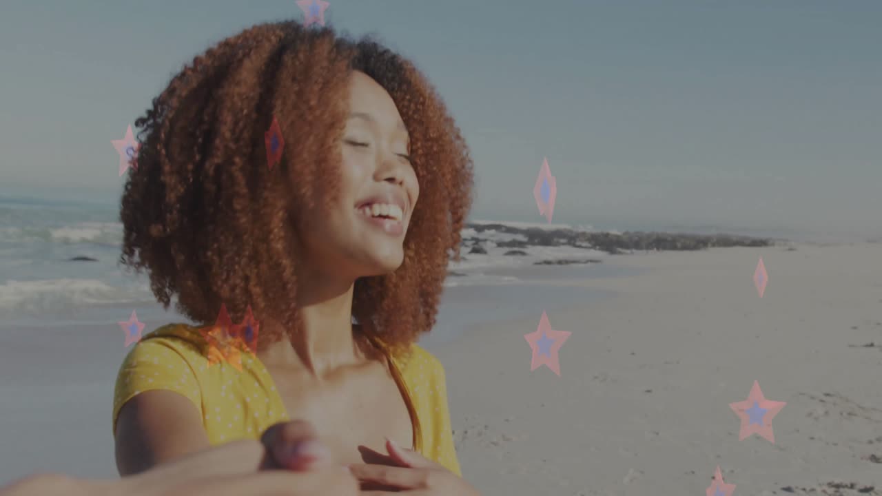 Femme tournant sur une plage de sable, guidée par la main de l'opérateur, présentant le marketing avec des étoiles roses