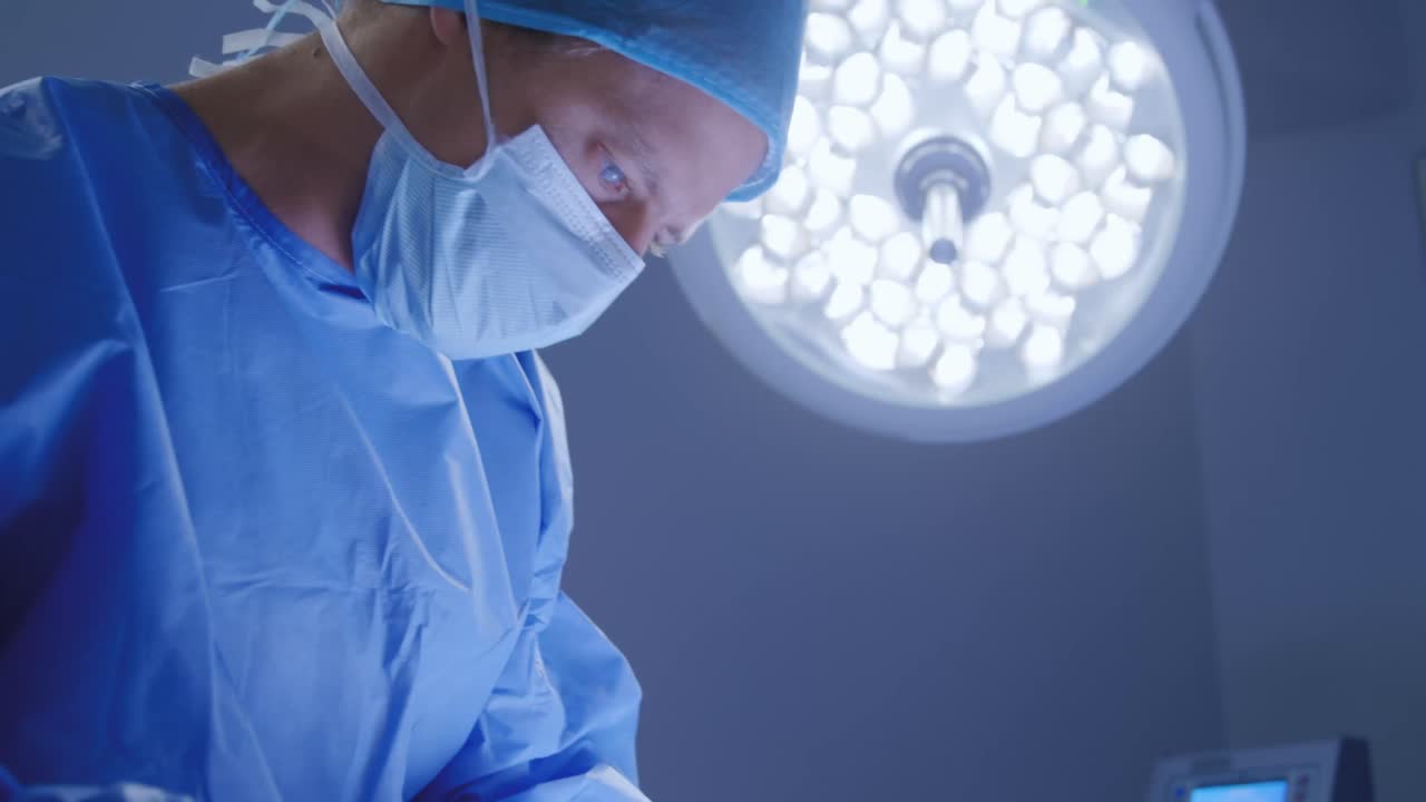 profesionales médicos que trabajan en un hospital