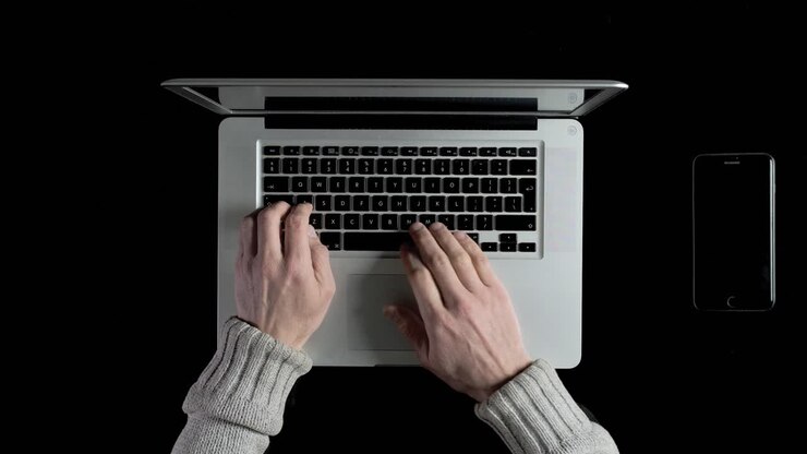 Ein Mann arbeitet von zu Hause online am Laptop
