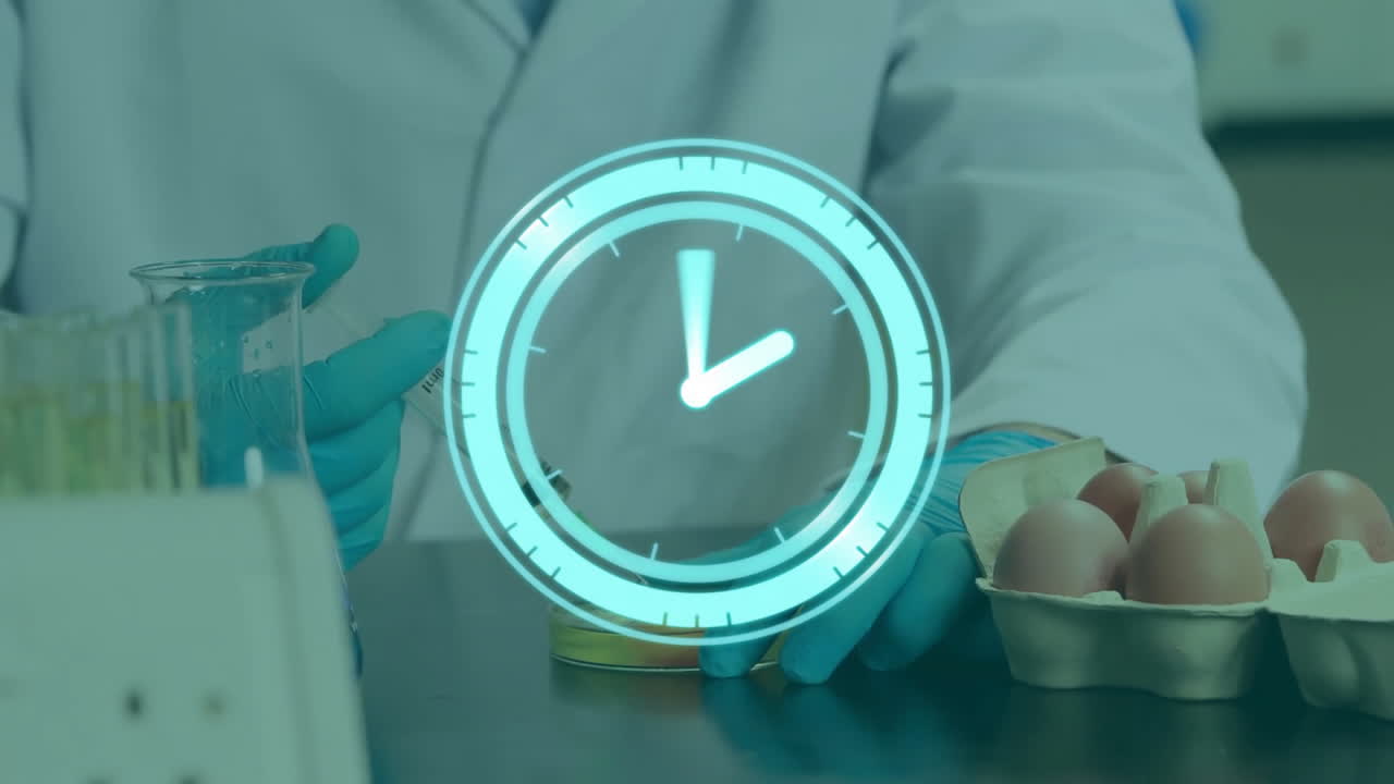 animación de un reloj en movimiento sobre un científico caucásico en el laboratorio