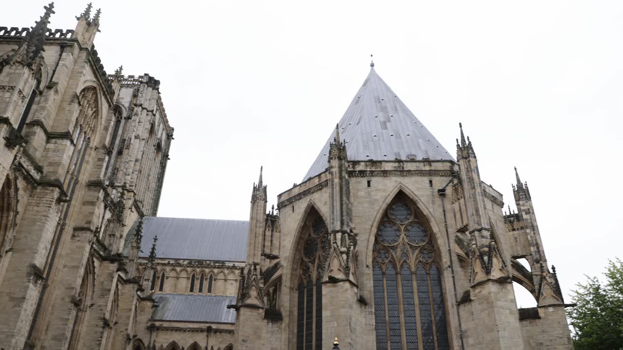 disparo de panorámica lenta de la hermosa catedral histórica de york minster