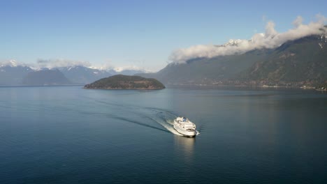 barco de ferry que transporta pasajeros en crucero en el estrecho de howe con la isla de bowyer en el oeste de vancouver, bc, canadá