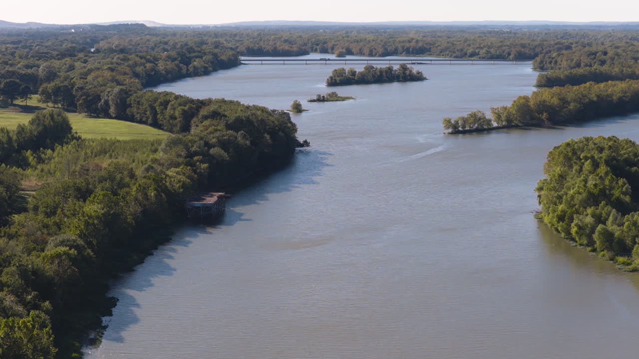 Arkansas River, der snoer sig langs skoven om efteråret med Morrison Bluff Bridge, Cane Creek Rekreationsområde, luftfoto.