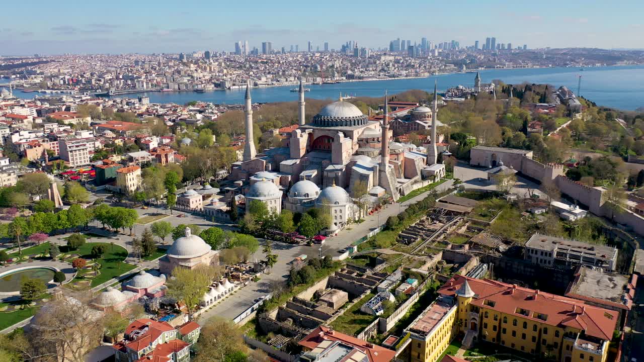hagia sophia vista aérea con avión no tripulado desde estambul. en el toque de queda de la pandemia de covid-19