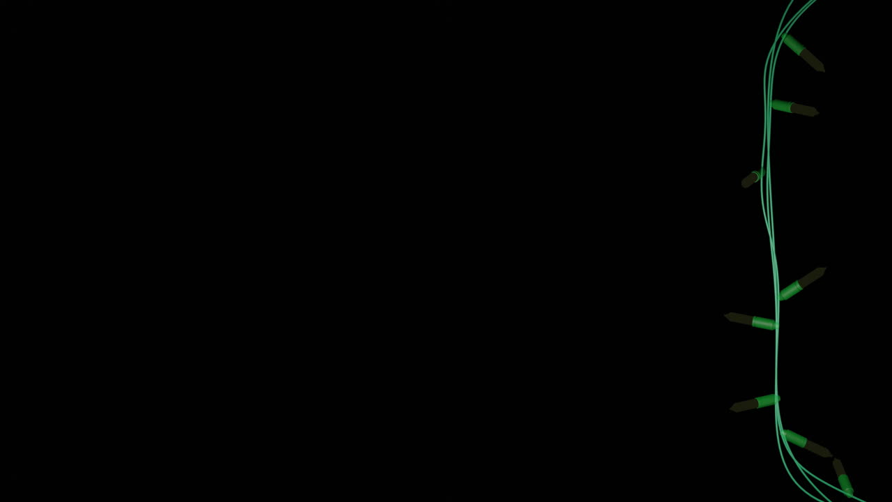 полоса желтых рождественских свечей мигает на черном фоне, копируйте пространство