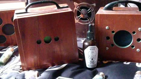 botella de veneno entre la colección de espíritu paranormal y caja de fantasmas equipo de comunicación electrónica