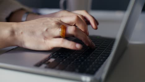 mujer escribiendo en laptop