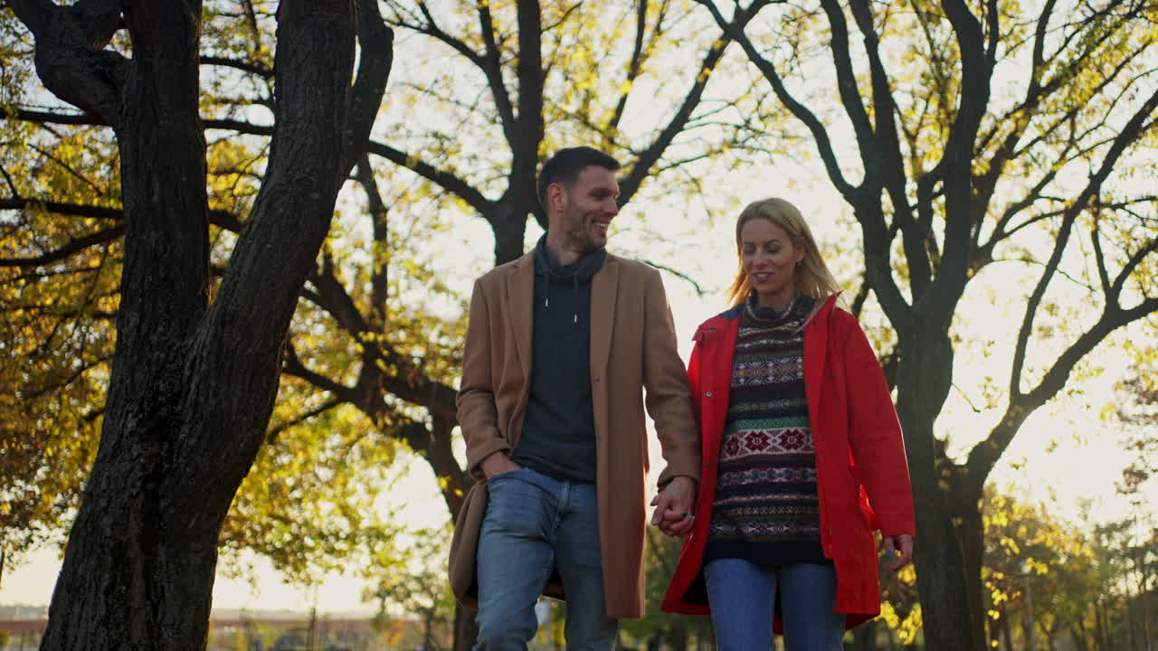 가을 공원에서 산책 하는 부부