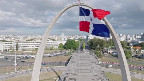 Bandera-Nacional-En-Cámara-Lenta-Meciéndose-Con-El-Viento-En-La-Plaza-De-La-Bandera-De-Santo-Domingo
