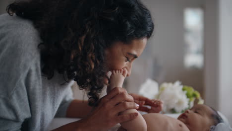 madre cuidando al bebé en la mesa de cambio madre feliz juguetón calmante niño pequeño cuidando a su hijo en casa 4k metraje