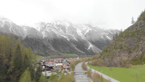 Imágenes-Aéreas-De-Un-Pequeño-Pueblo-Con-Un-Río-En-Los-Alpes-Austríacos---Sölden,-Austria---Drone