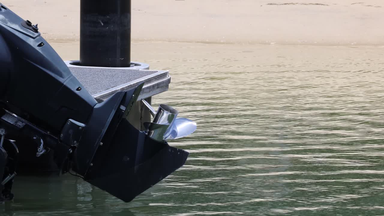 baja secuencial de un motor de barco en un lago