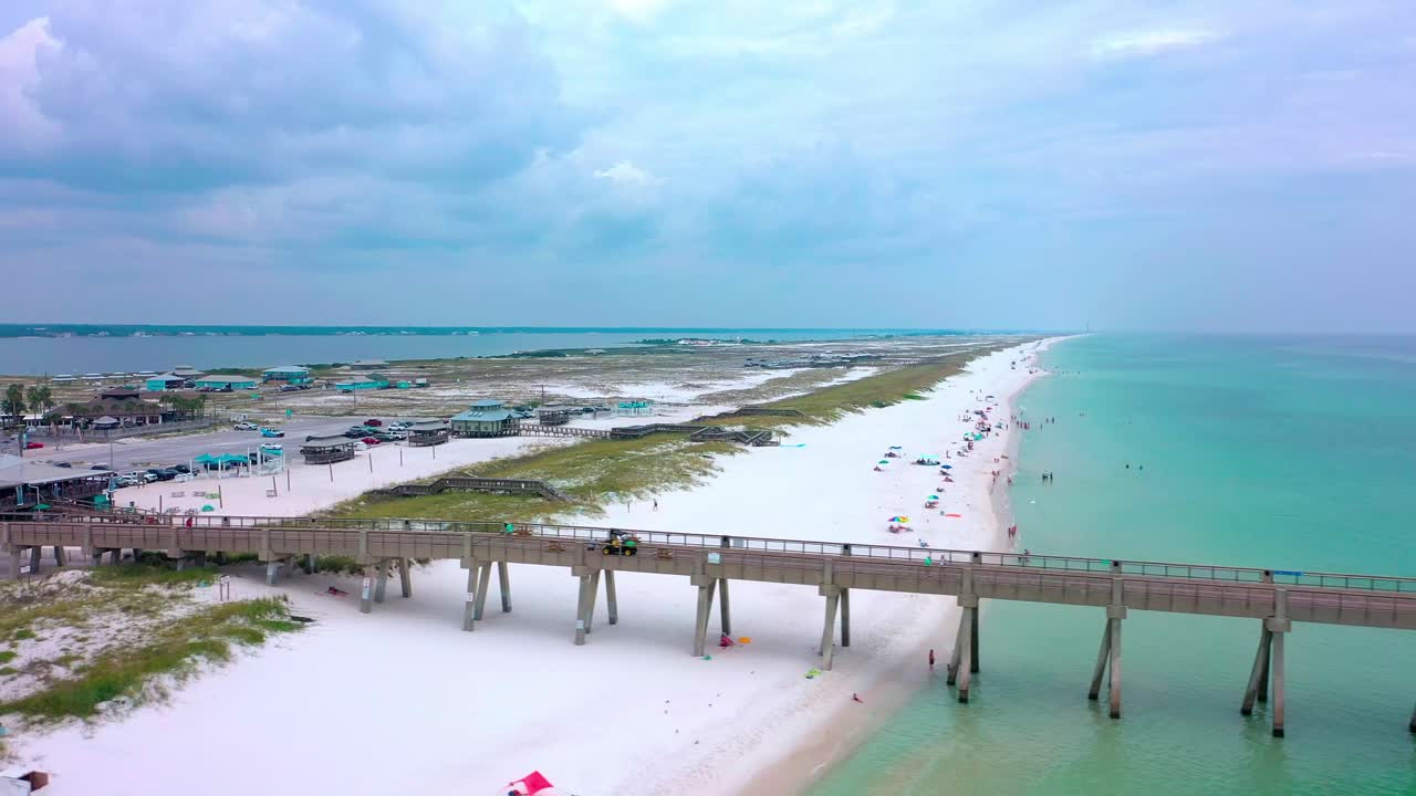 navarre beach florida의 부두 옆으로 날아가는 드론 조감도