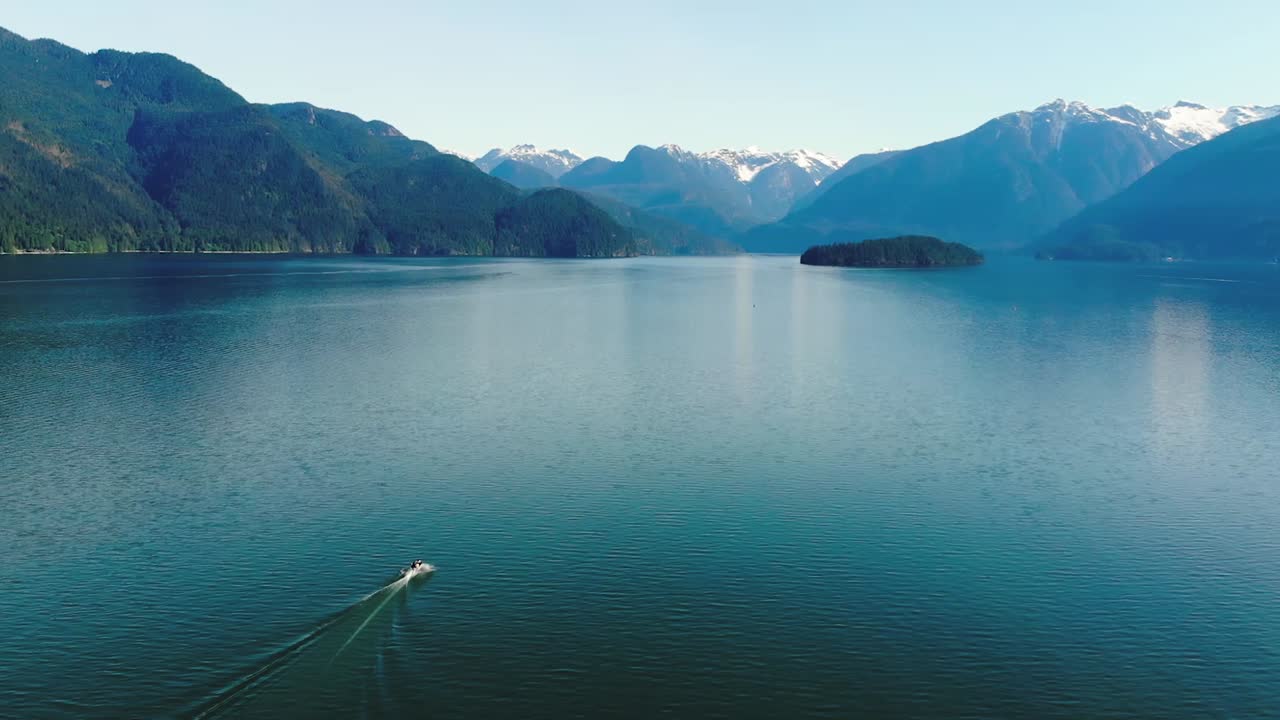 barco de pesca de aluminio en un lago en la columbia británica, canadá