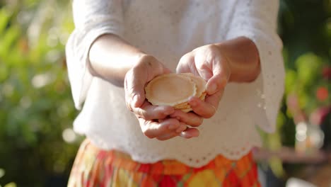 manos femeninas ofreciendo galletas de mandioca a la cámara
