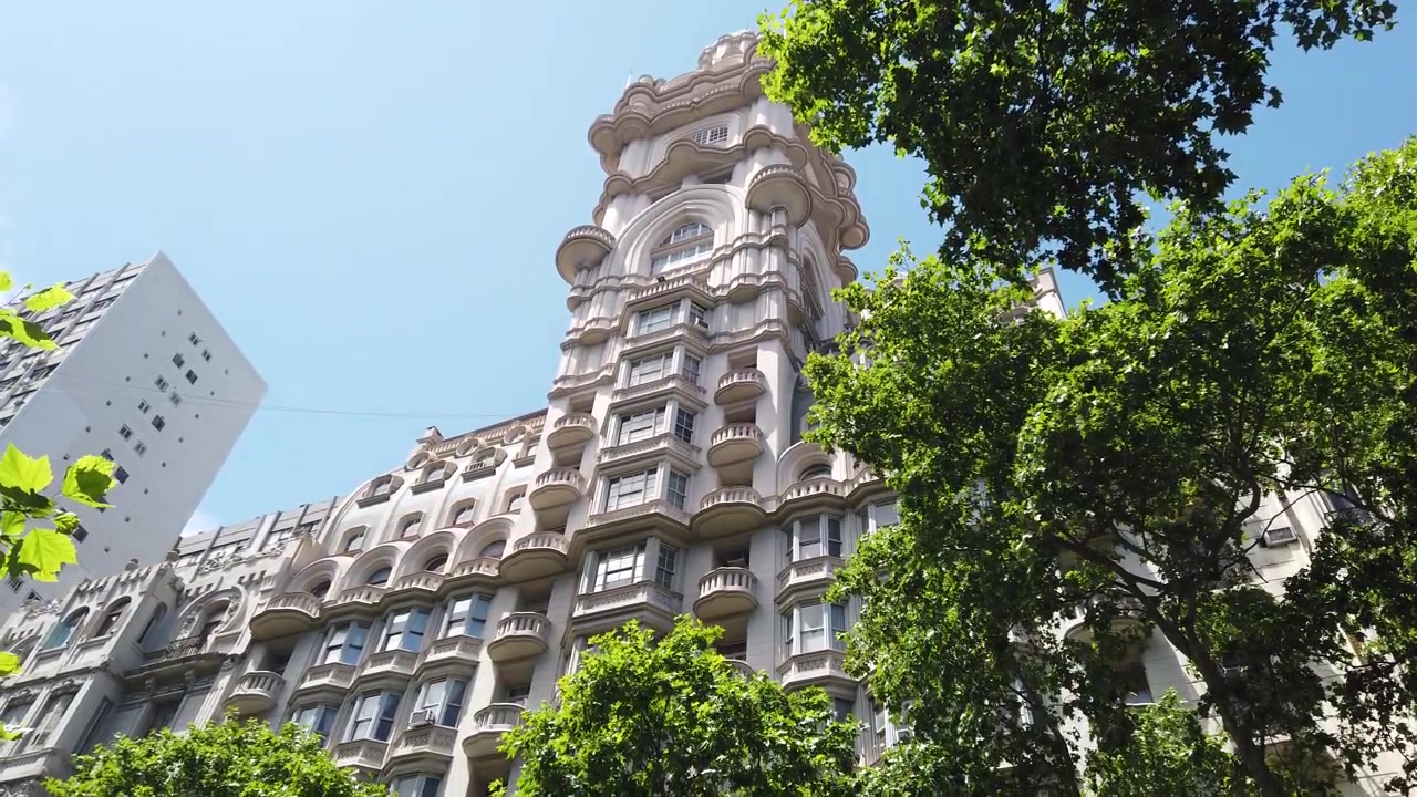 Vista dal basso del Palazzo Barolo, architettura iconica della città di Buenos Aires, Argentina
