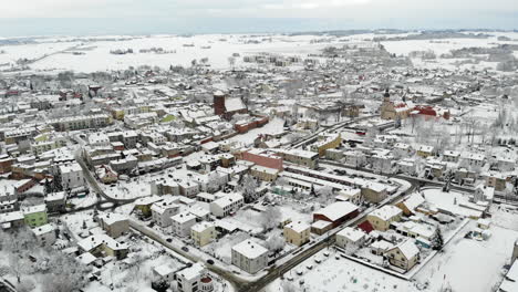 Kleine-Gemütliche-Stadt-Mit-Frischem-Schnee-Bedeckt