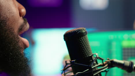 compositor hábil que produce una nueva melodía con letras y teclas de piano