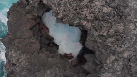 apertura en la costa de roca de lava de hawaii.