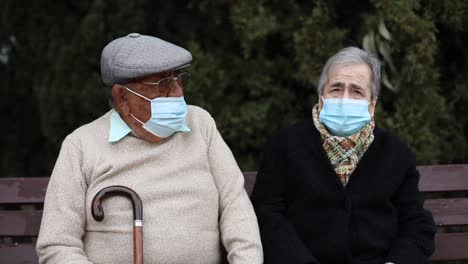 Elderly-couple-with-face-mask-on-the-street