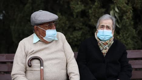 pareja de ancianos con mascarilla en la calle