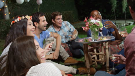 grupo de amigos disfrutando de una fiesta nocturna en el jardín