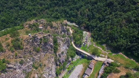 puente de piedra entre rocas altas y afiladas