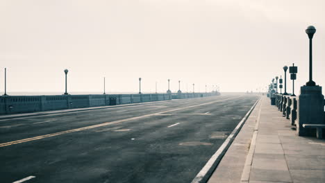 puente vacío en la niebla