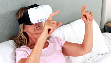 mujer anciana usando auriculares de realidad virtual