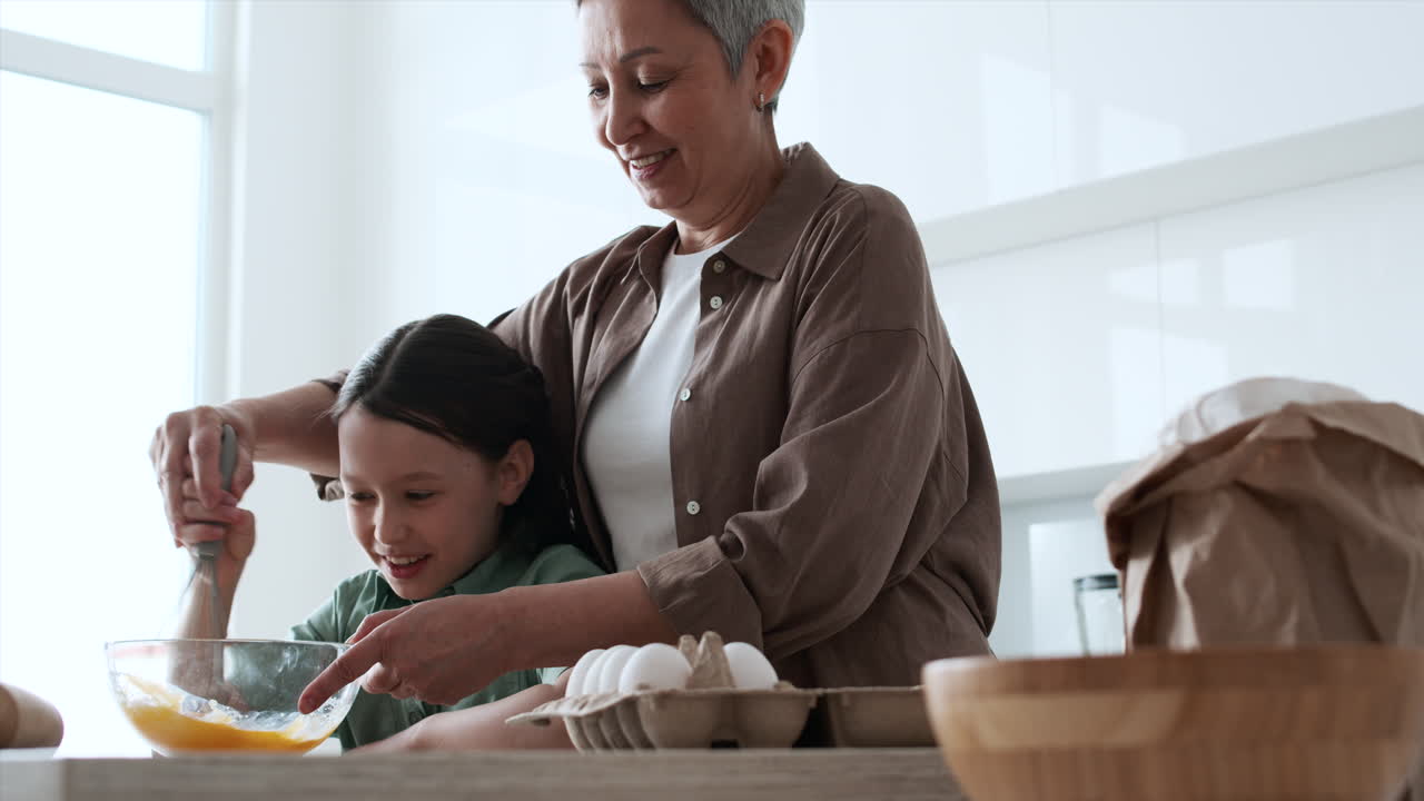 la abuela y la niña horneando