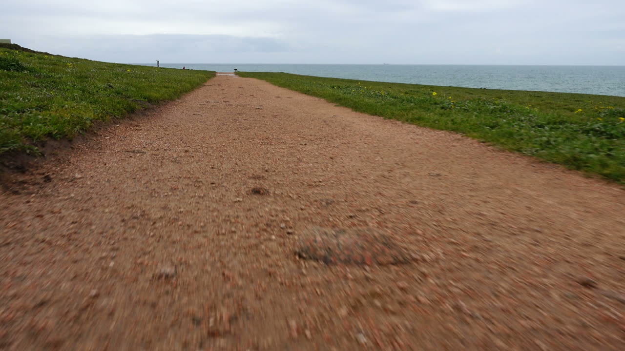 Il sentiero pedonale sulla montagna sull'Oceano Atlantico. La Coruña, Spagna. Riprese in movimento