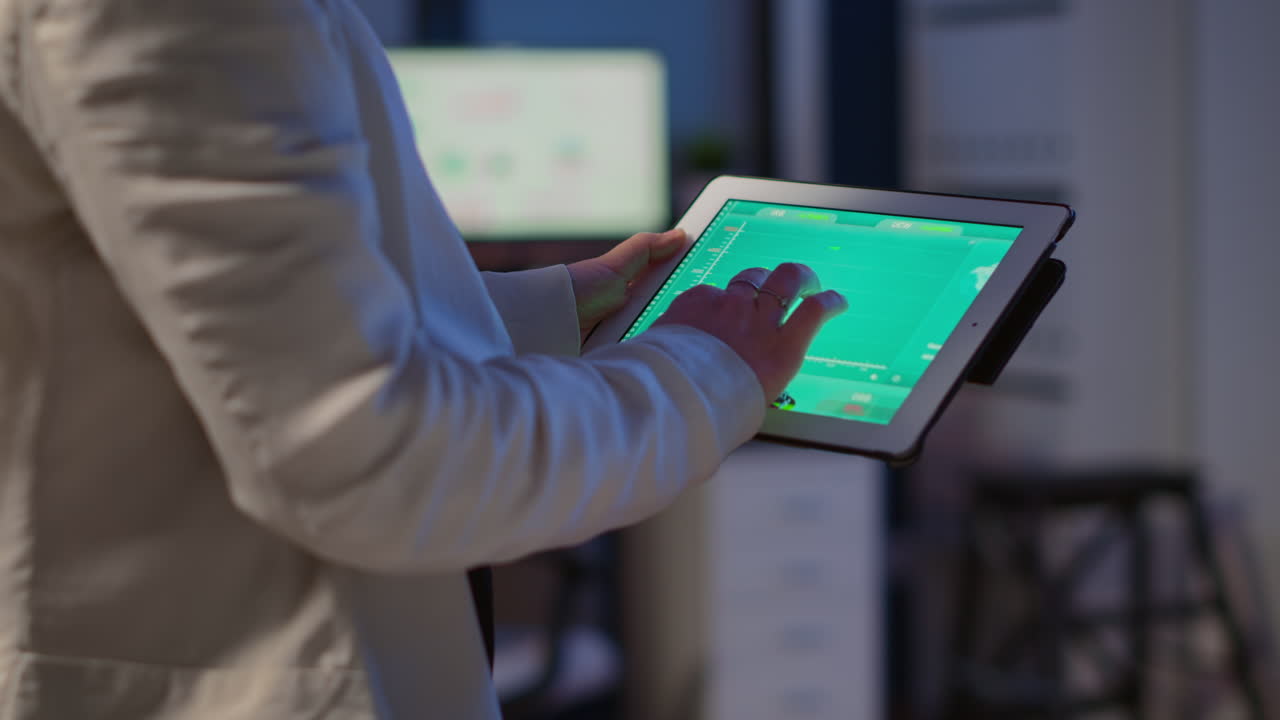 foto en primer plano de manos de mujeres sosteniendo una tableta que analiza gráficos