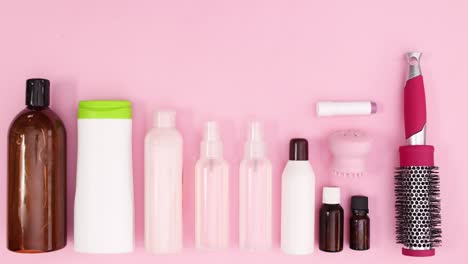 los productos de belleza y cosméticos de spa aparecen en un tema rosa pastel.