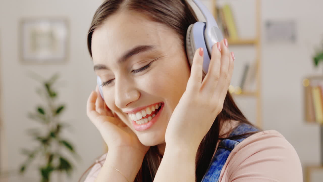 música, feliz y mujer con auriculares