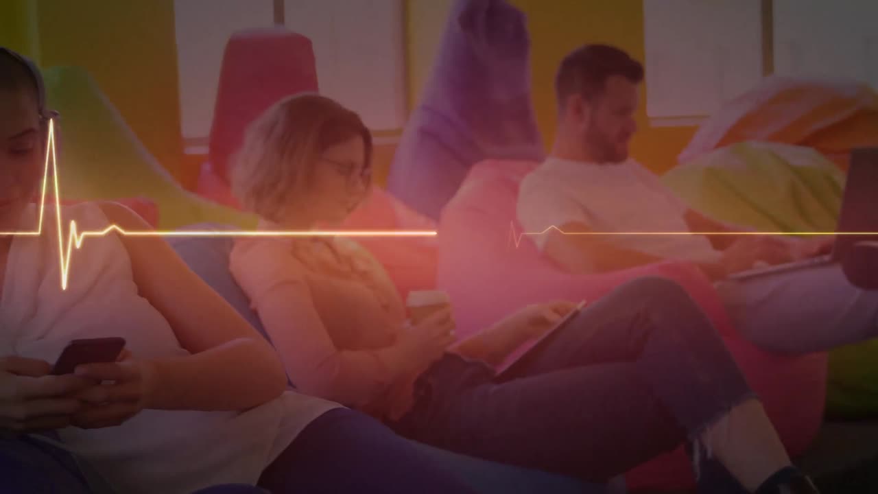 노트북을 사용하는 다양한 사업가들에 대한 심장사진의 애니메이션