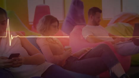 animación de cardiógrafo sobre diversas personas de negocios que usan computadora portátil