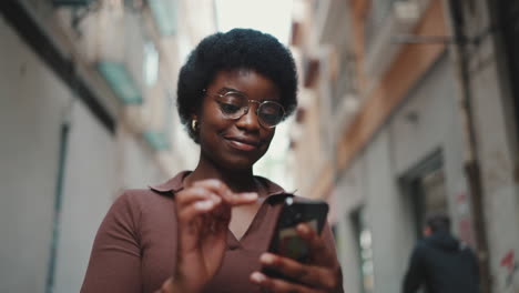 Mujer-Bonita-Revisando-Su-Teléfono-Móvil-Al-Aire-Libre.