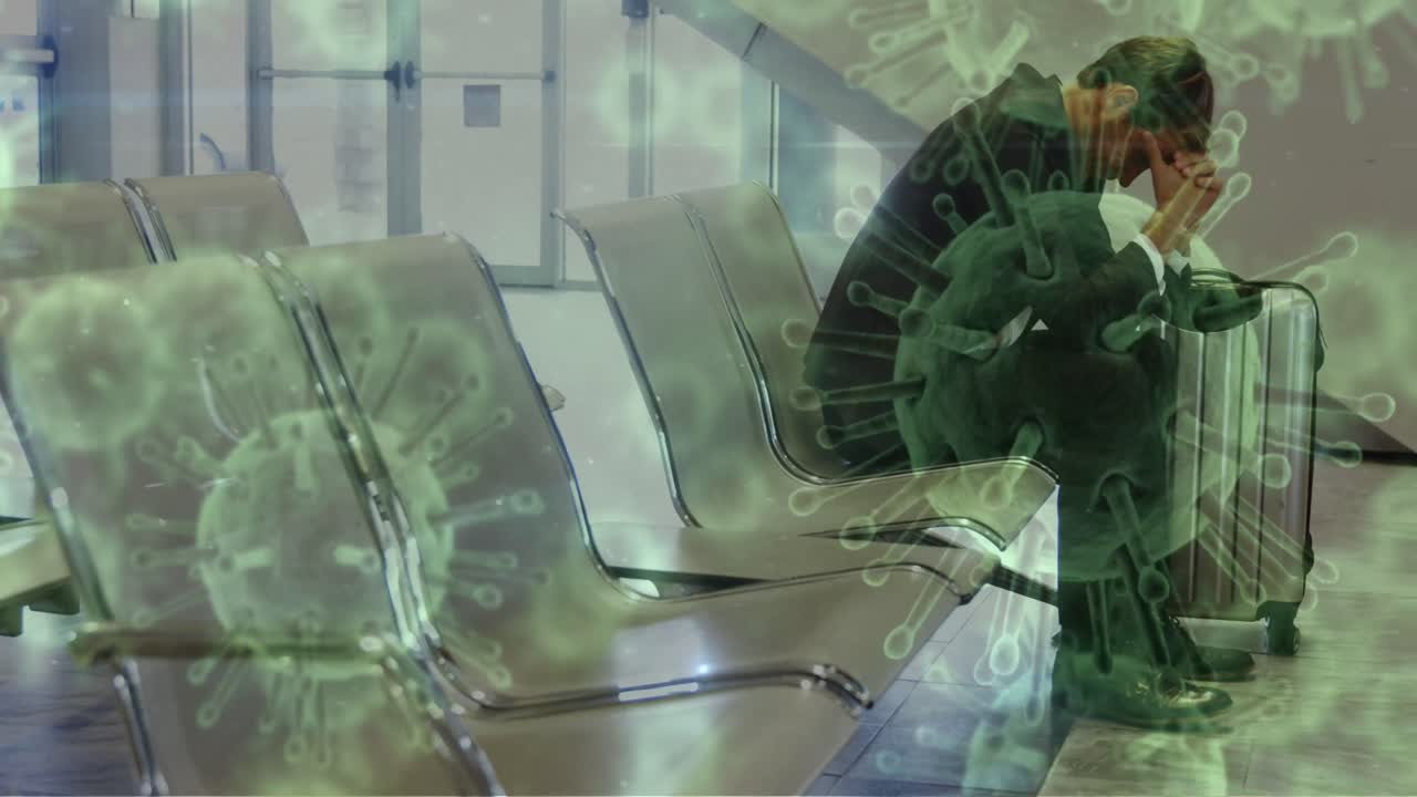 공항에서 혼자 앉아 있는 스트레스를 받은 백인 사업가에 대해 떠다니는 다수의 코로나19 세포