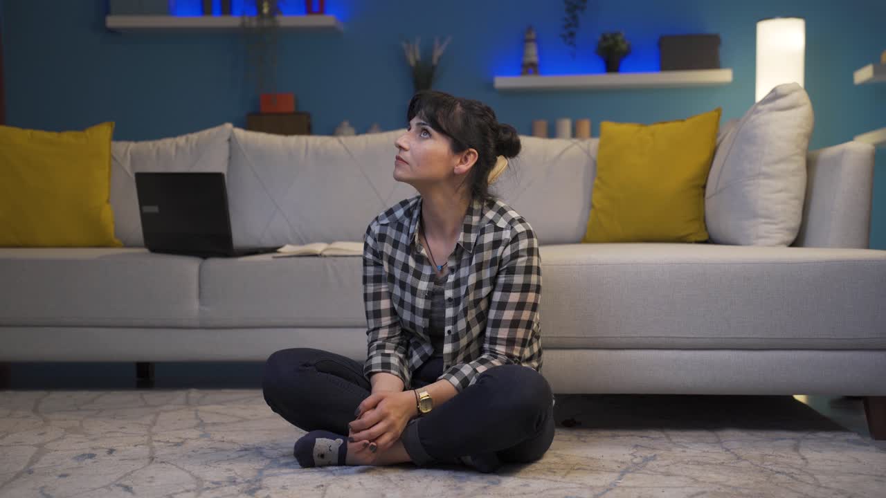 paranoid 여성은 집을 둘러보고 있습니다.