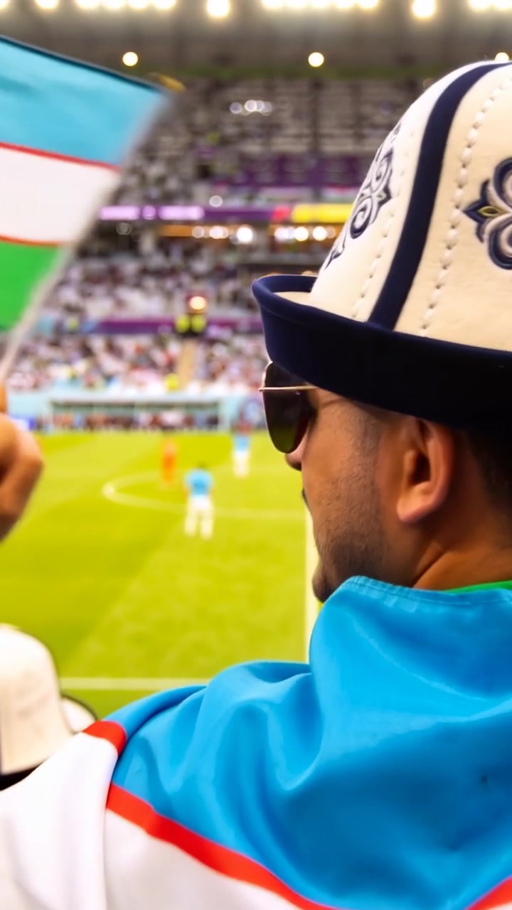 Video verticale: Tifoso che sventola allo stadio di calcio, sventola una bandiera, indossa un cappello, reagisce a un gol, spazio per il testo