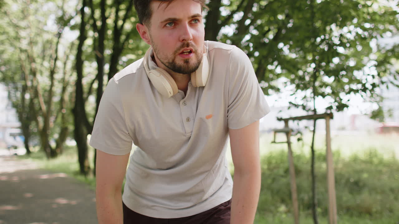 헤드폰 스마트 워치 피트니스 남자 달리기, 훈련 또는 마라톤, 심장 아침 루틴을 위해 공원에서