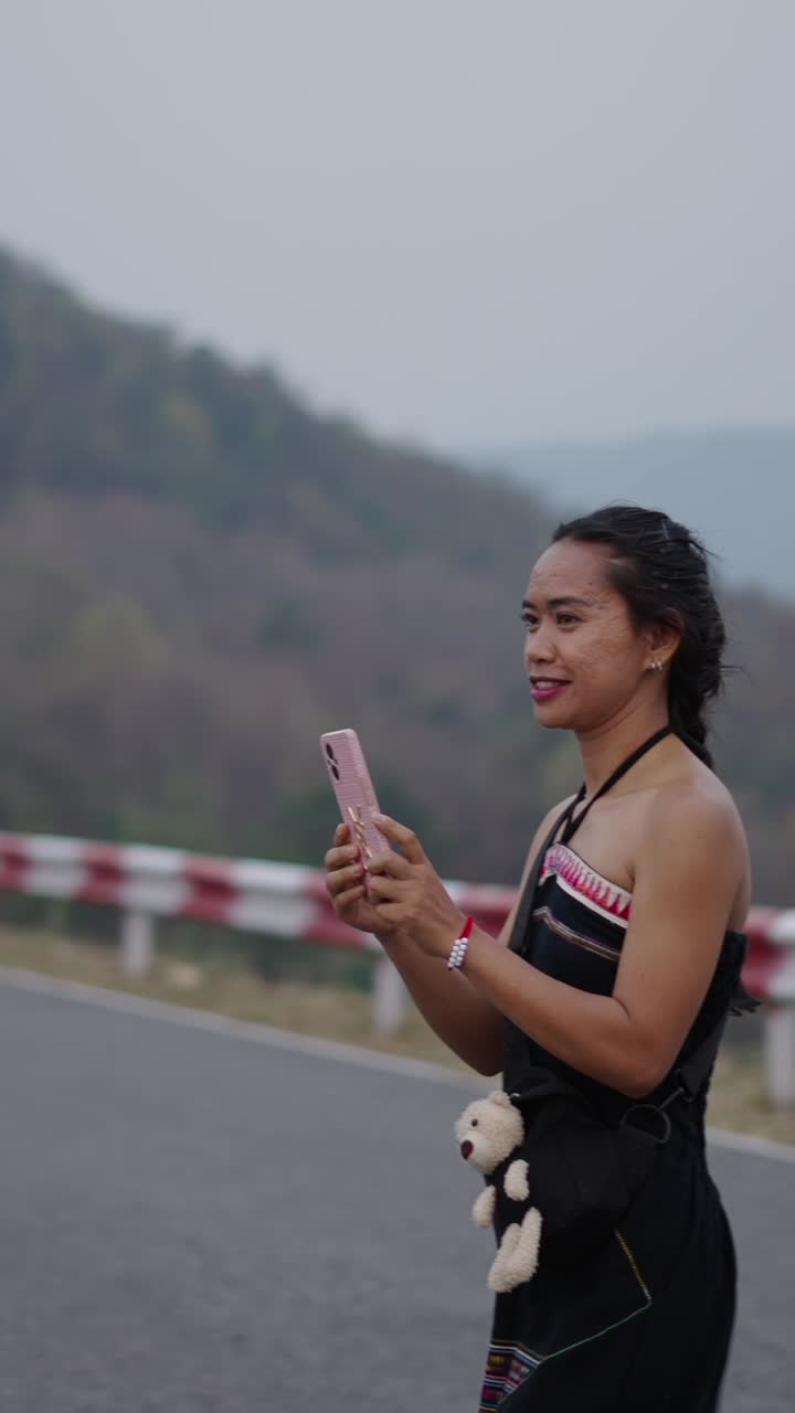 mujer tomando fotos al aire libre