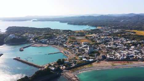 4K-Luftaufnahme,-Wunderschöne-Küstenstadt-In-Osatsu,-Japan