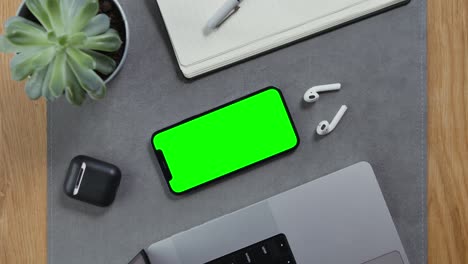 espacio de trabajo moderno con portátil, teléfono y accesorios