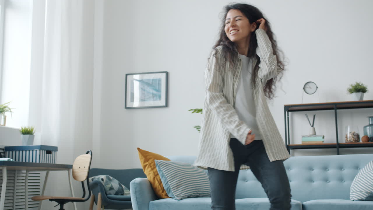 거실에서 춤을 추는 여자