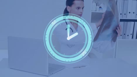 animación del reloj digital sobre el médico tomando notas