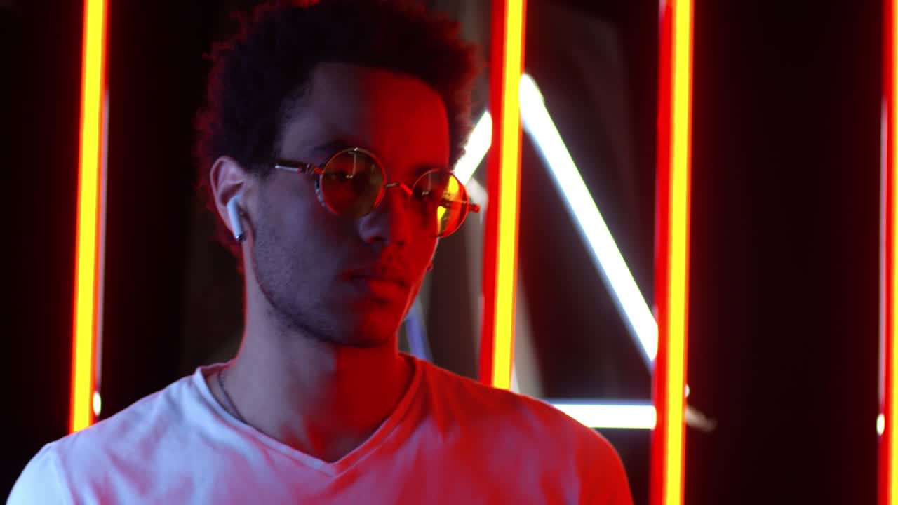 Ung mann hører på musikk