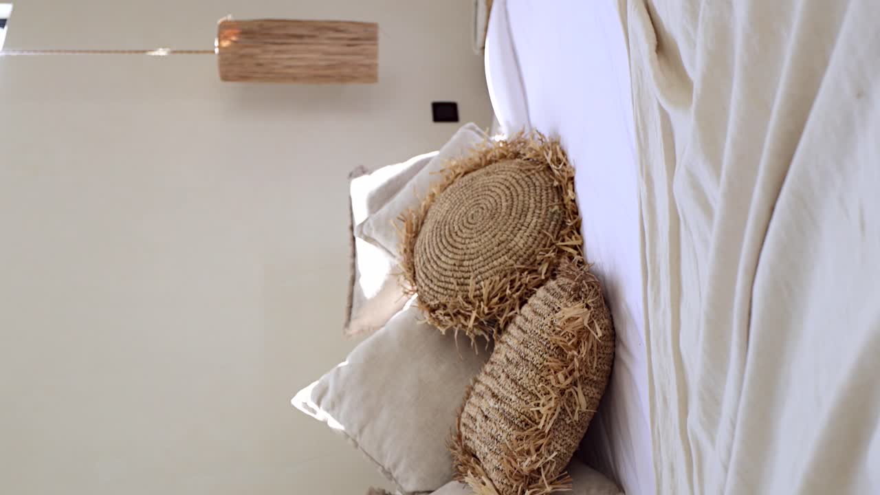 - 발리 보호 빌라 침실의 침대에 수직 베개를 던져 - 클로즈업 돌리 오른쪽