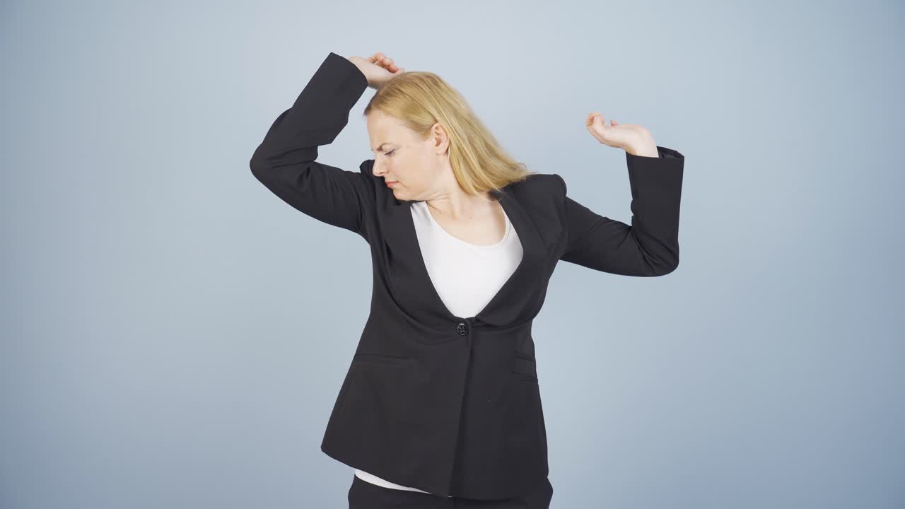 ⁇   ⁇ 새를 맡는 사업가 여성이 카메라에 부정적인 표현을 합니다.